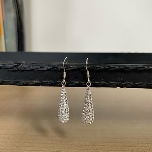 ⭐️ Silver Diamond-Like Sliver Earrings